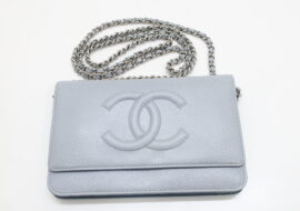 シャネル チェーンウォレット キャビアスキン ブルー シルバー金具