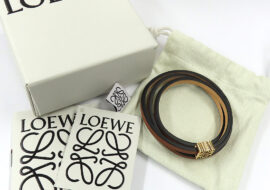 ロエベ アナグラム ツイストバングル M カーフ タン×ゴールド J920240X17